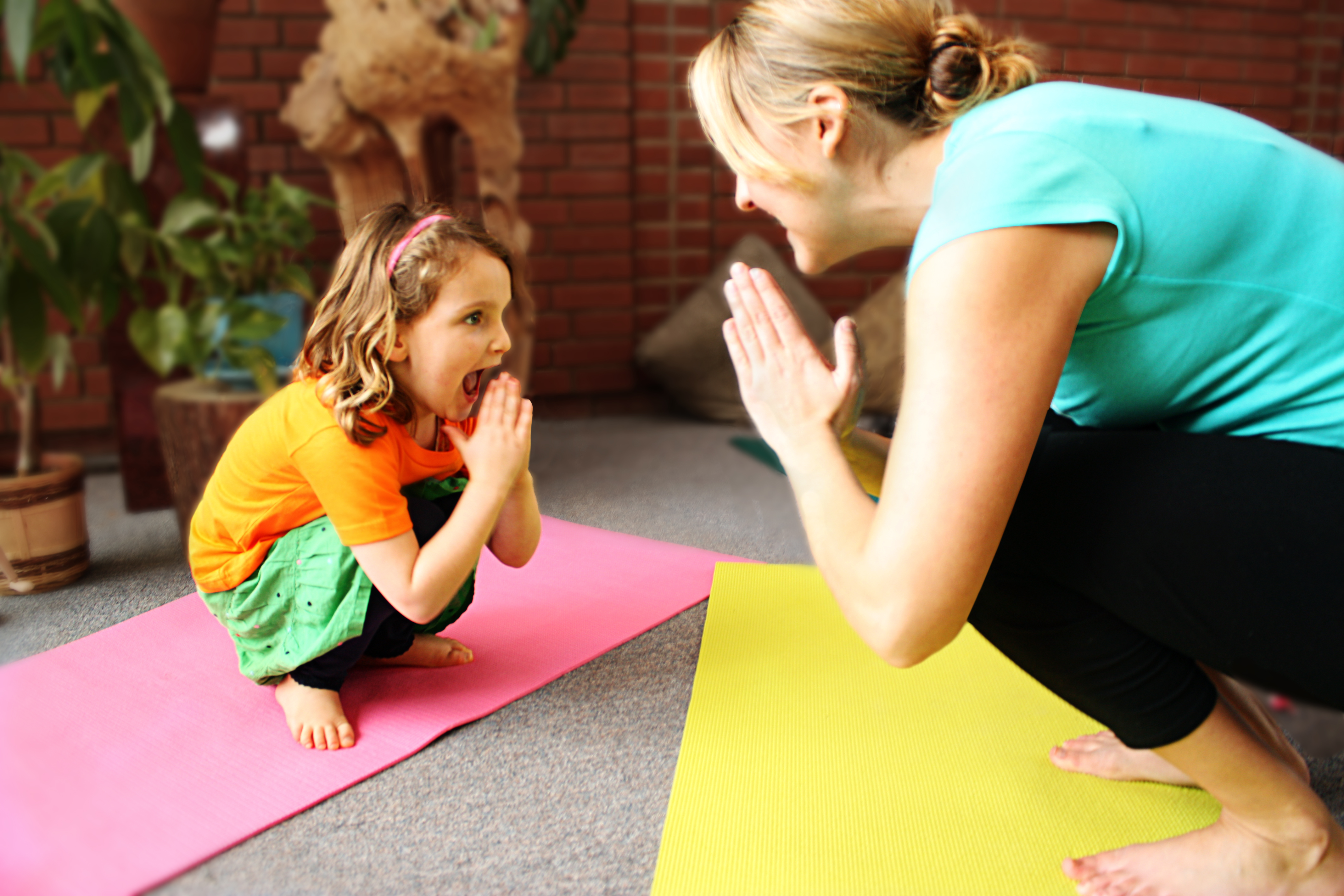 Взрослые мамы занимаются. Йога для детей. Занятия йогой для детей. Йога для дошкольников. Хатха йога для детей.